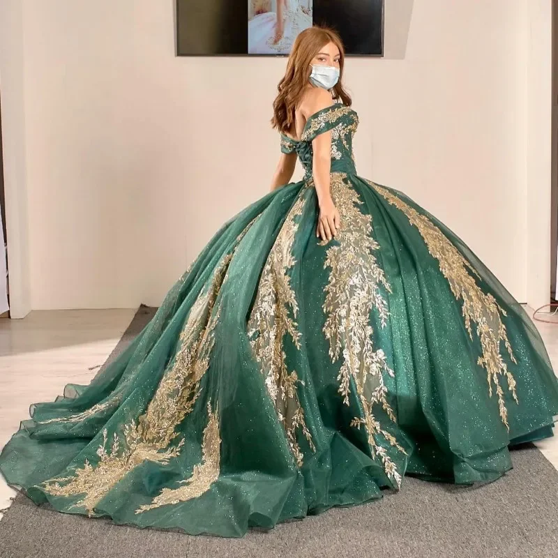 Trendy Women'S Wear Collection Parisian Effortless Chic Style Dark Green Mexican Sweet 15 Quinceanera Dresses with Gold Applique Sequin Ball Gown Prom Dress Sweep Train vestidos de xv años