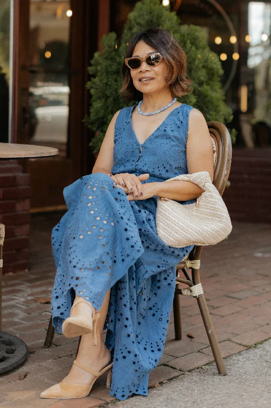 Sophisticated Street Style Offers Vintage Look Sora Maxi Dress